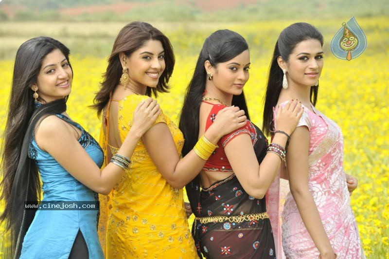 Actress Stills in Nagavalli Movie - 41 / 53 photos