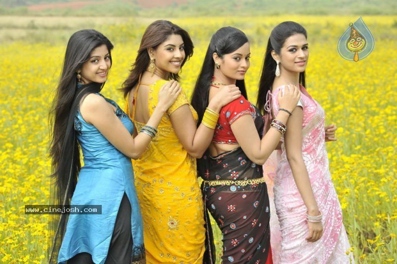 Actress Stills in Nagavalli Movie - 42 / 53 photos