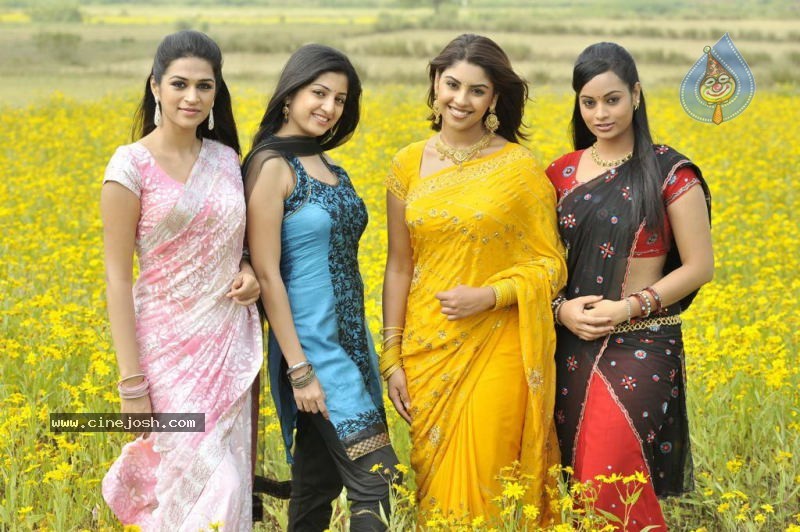Actress Stills in Nagavalli Movie - 47 / 53 photos
