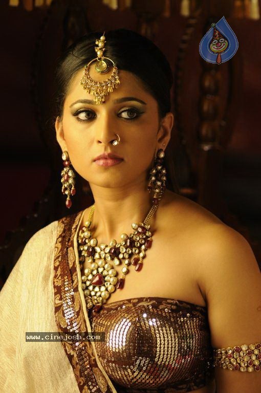 Actress Stills in Nagavalli Movie - 49 / 53 photos