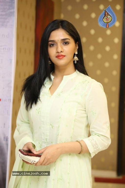 Actress Sunaina Images - 2 / 12 photos