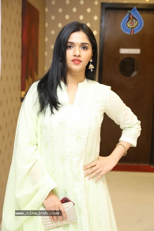 Actress Sunaina Images - 7 / 12 photos