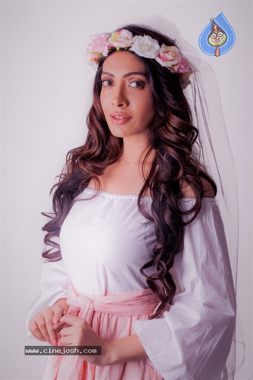 Actress Surabhi Prabhu Photoshoot - 18 / 33 photos