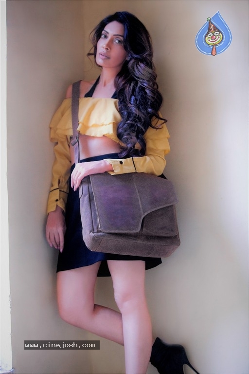 Actress Surabhi Prabhu Photoshoot - 28 / 33 photos