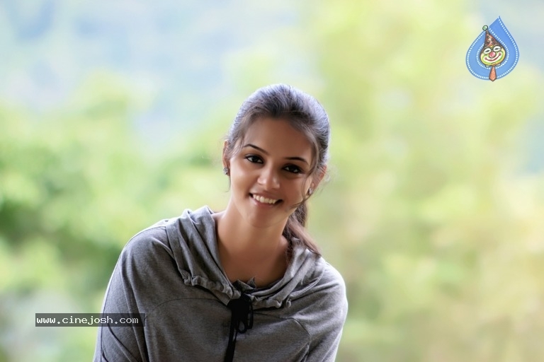 Actress Swathishta Stills - 5 / 9 photos