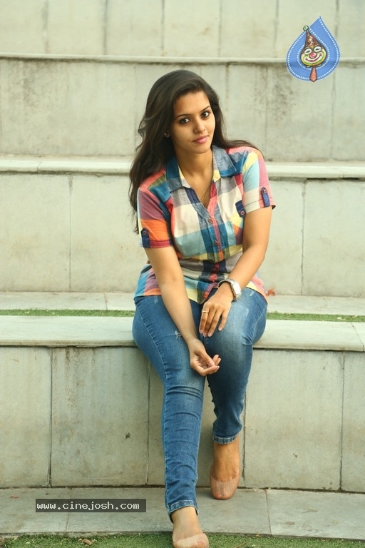 Actress Swathishta Stills - 8 / 9 photos