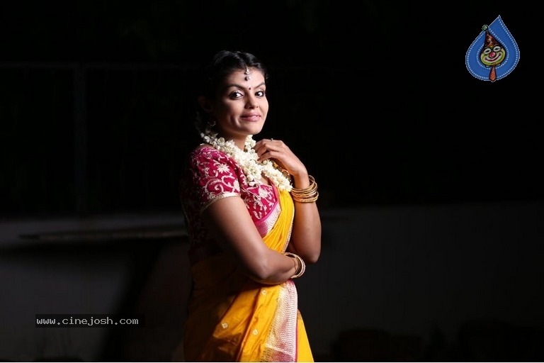 Actress Tejashree Jadhav Photoshoot - 24 / 28 photos