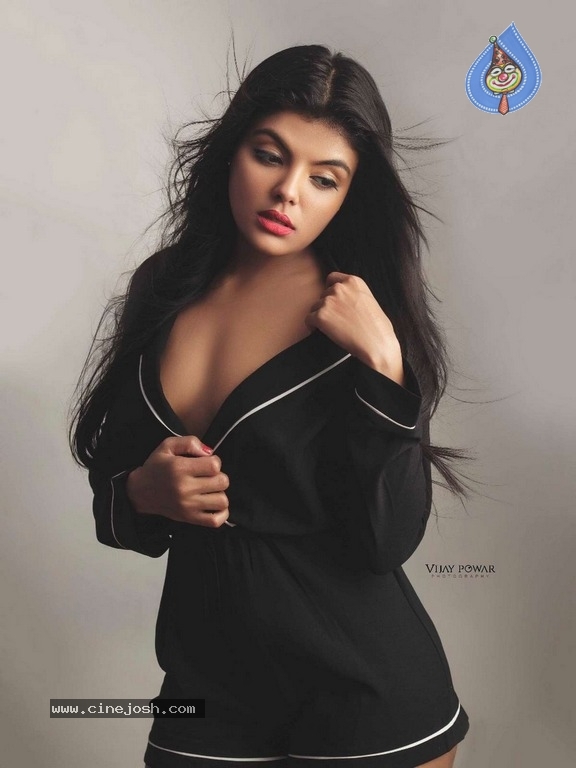 Actress Tejashree New Photos - 1 / 11 photos
