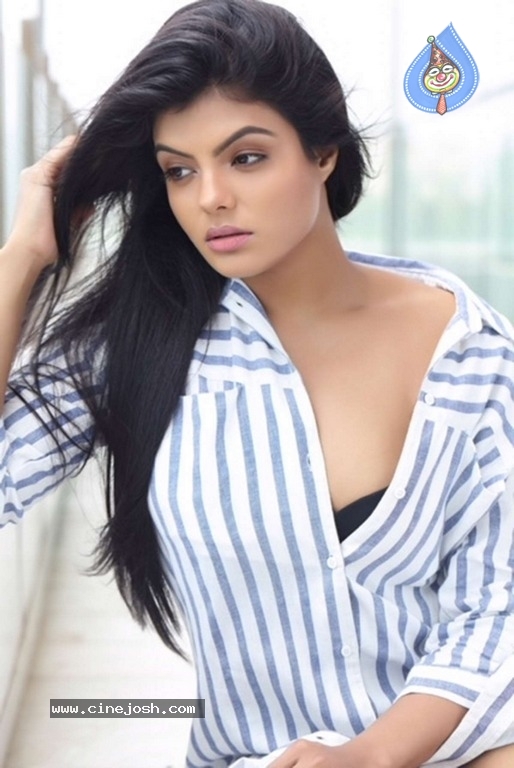 Actress Tejashree New Photos - 8 / 11 photos