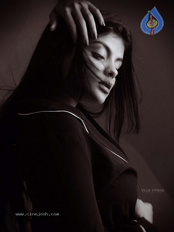 Actress Tejashree New Photos - 10 / 11 photos