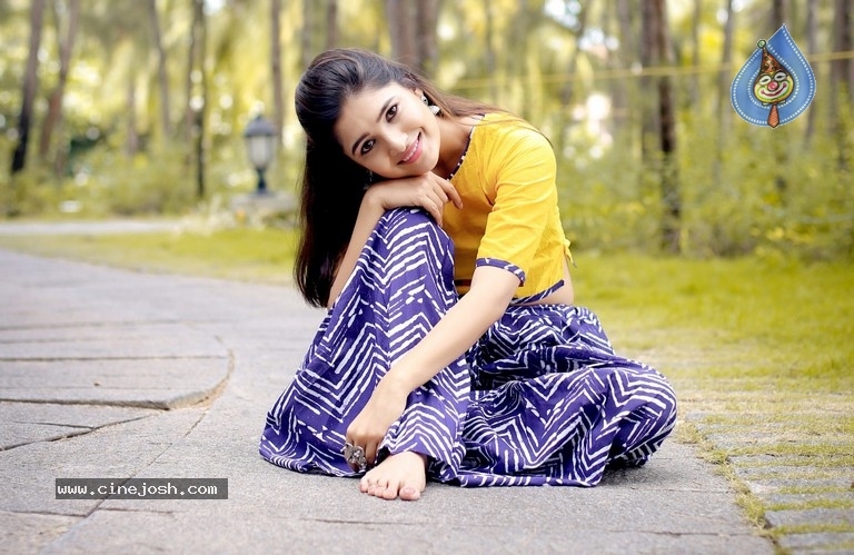 Actress Vani Bhojan Photoshoot - 5 / 16 photos