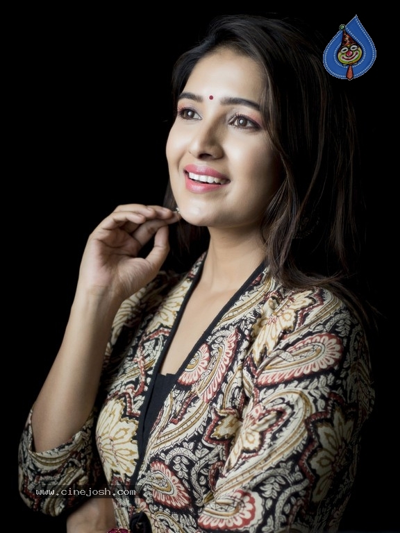 Actress Vani Bhojan Photoshoot - 11 / 16 photos