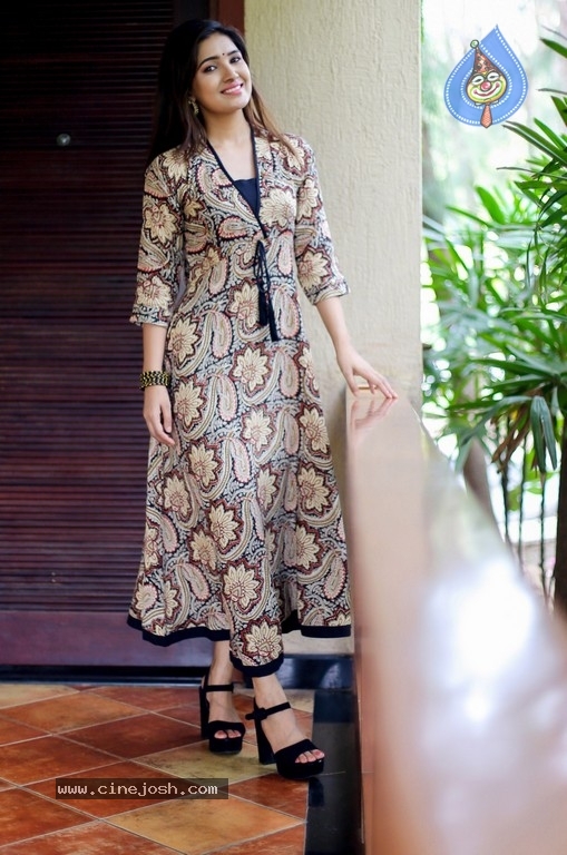 Actress Vani Bhojan Photoshoot - 12 / 16 photos