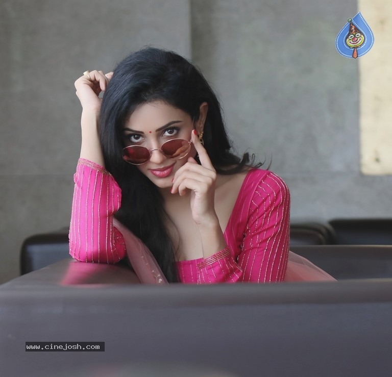 Actress Riya Suman Pics - 2 / 8 photos