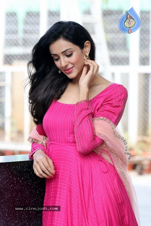 Actress Riya Suman Pics - 4 / 8 photos