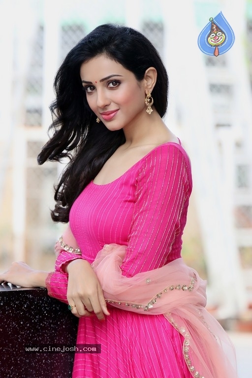 Actress Riya Suman Pics - 6 / 8 photos