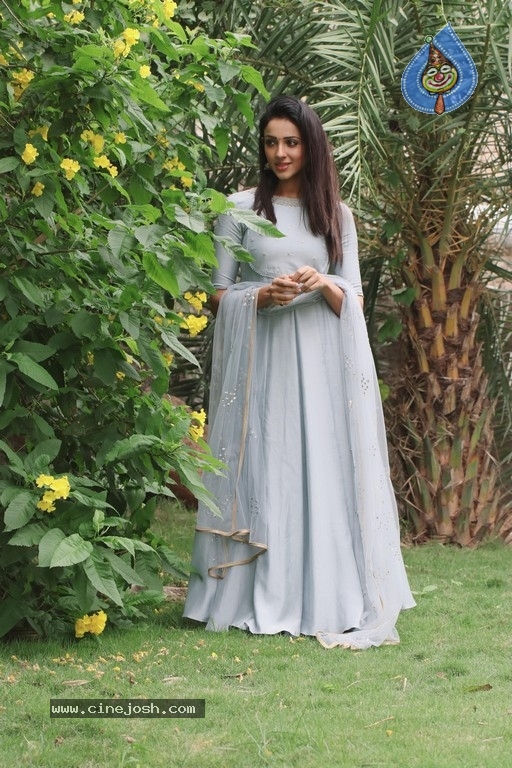 Actresses Riya Suman Pics - 4 / 8 photos