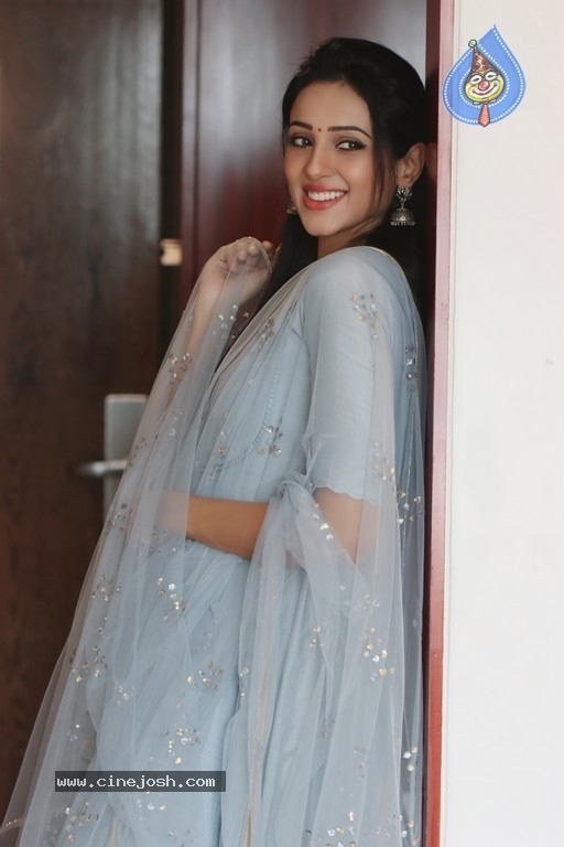 Actresses Riya Suman Pics - 5 / 8 photos