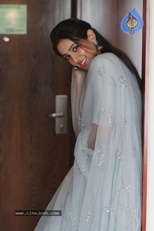Actresses Riya Suman Pics - 6 / 8 photos