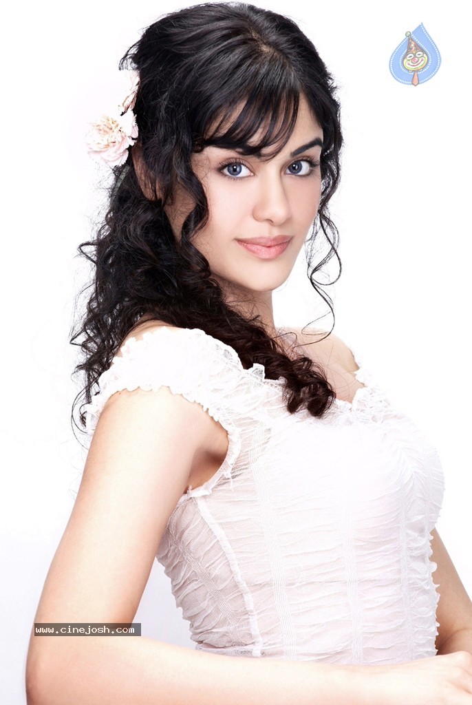 Adah Sharma Hot Stills - 5 / 38 photos