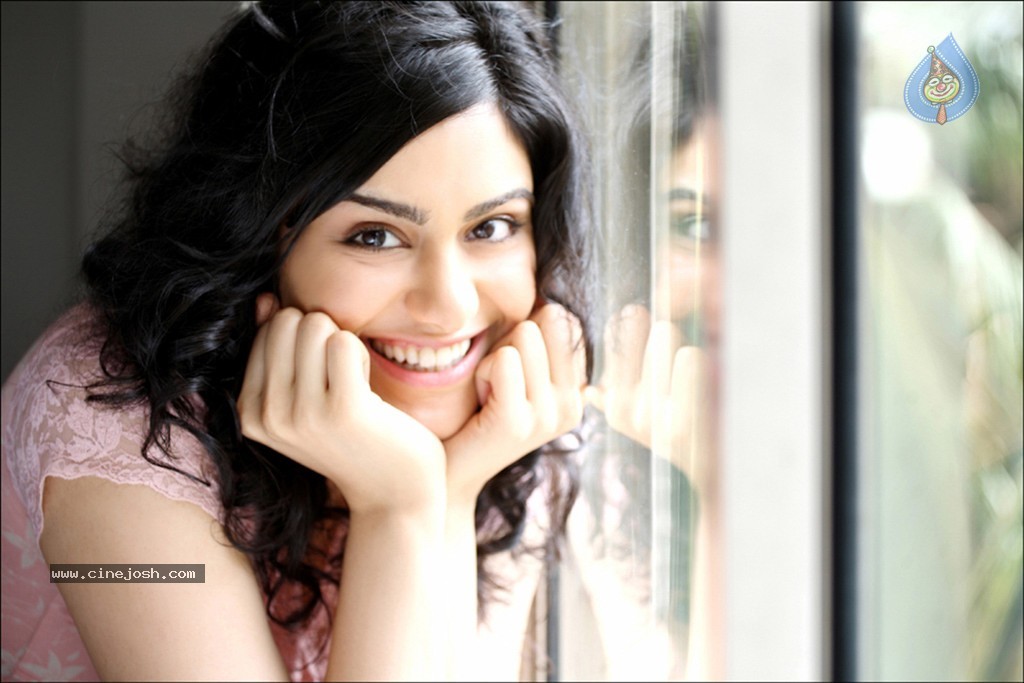 Adah Sharma Hot Stills - 13 / 38 photos