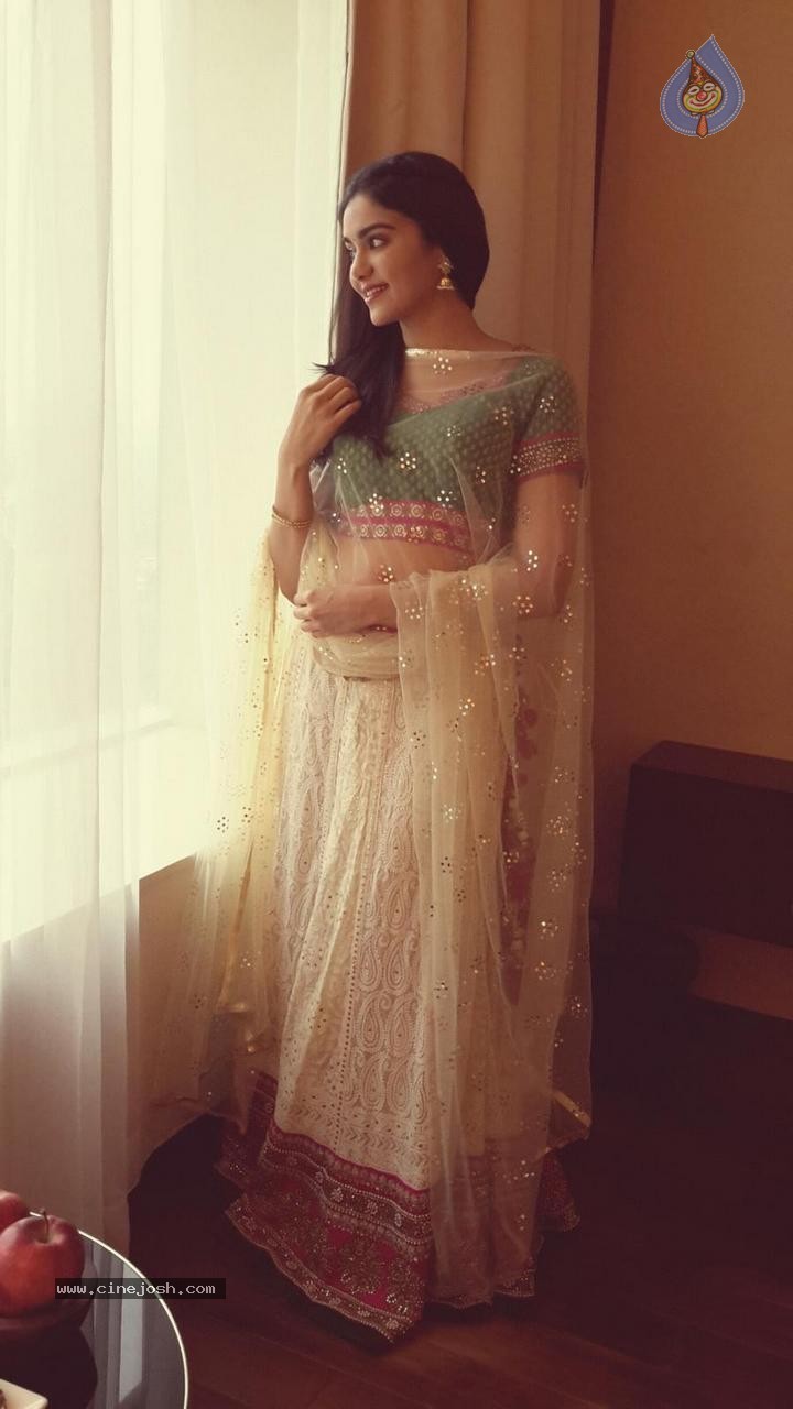 Adah Sharma Latest Pics - 10 / 17 photos