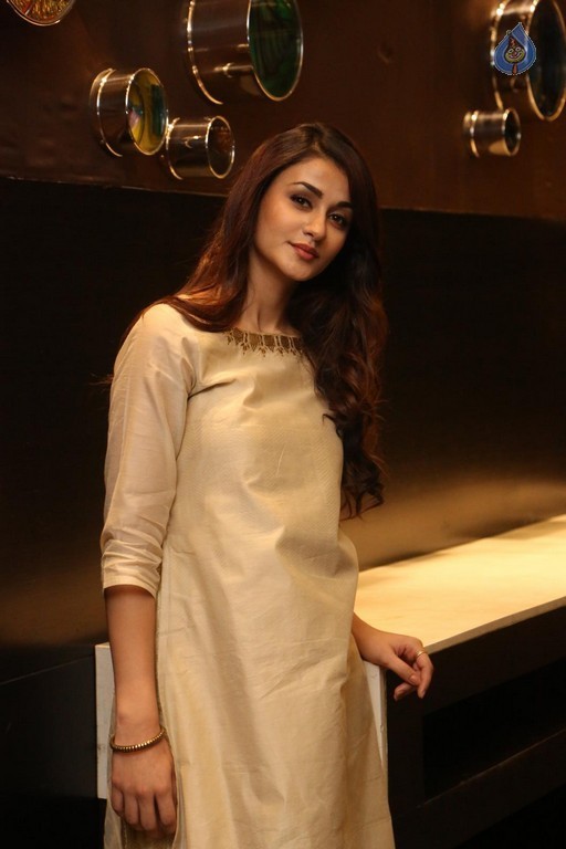 Aditi Arya Images - 17 / 34 photos