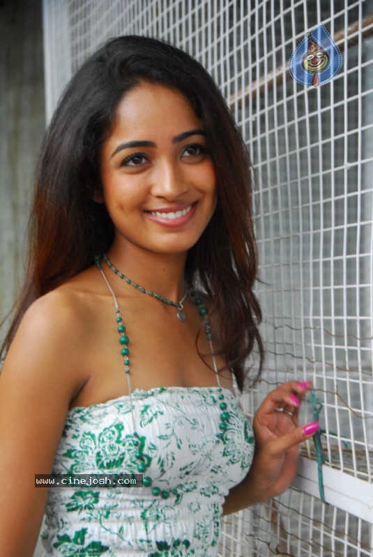 Aditi Gallery - 21 / 77 photos