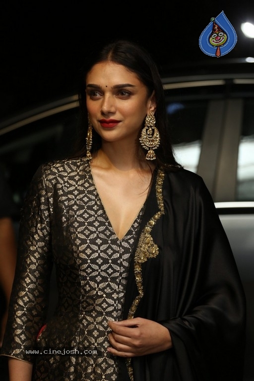 Aditi Rao at Antariksham Pre Release Event - 7 / 18 photos