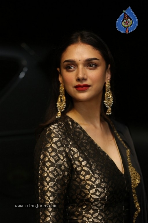Aditi Rao at Antariksham Pre Release Event - 10 / 18 photos