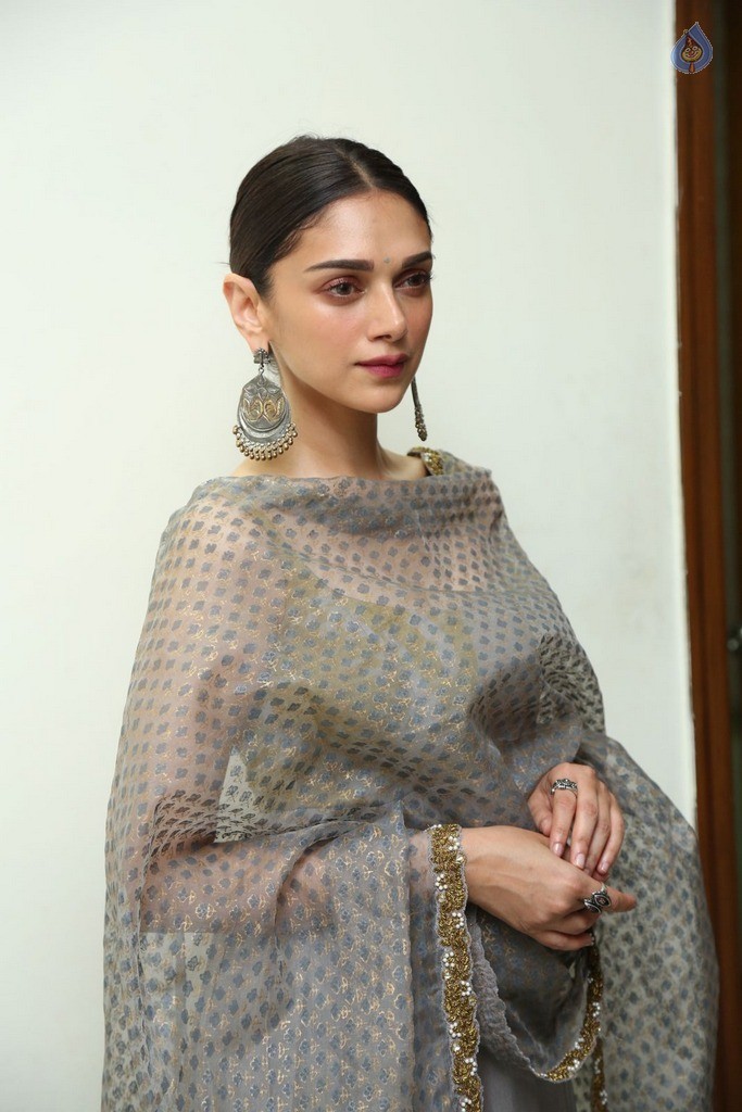 Aditi Rao Hydari Latest Photos - 14 / 21 photos