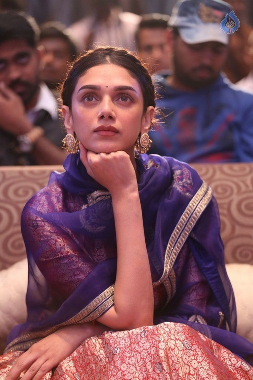 Aditi Rao Hydari New Photos - 4 / 37 photos
