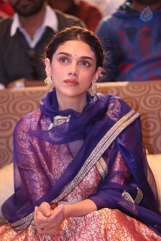 Aditi Rao Hydari New Photos - 15 / 37 photos