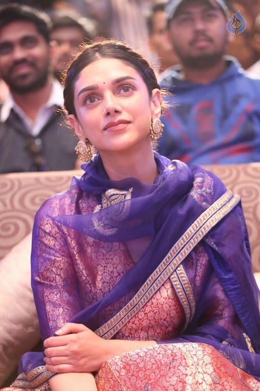 Aditi Rao Hydari New Photos - 18 / 37 photos
