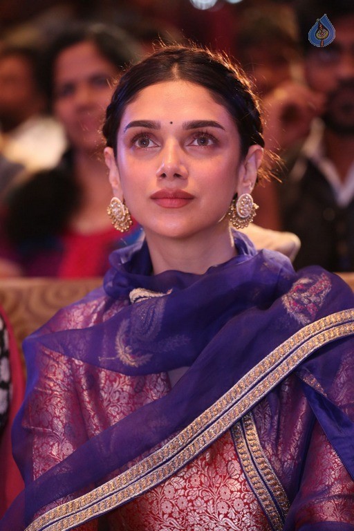 Aditi Rao Hydari New Photos - 32 / 37 photos