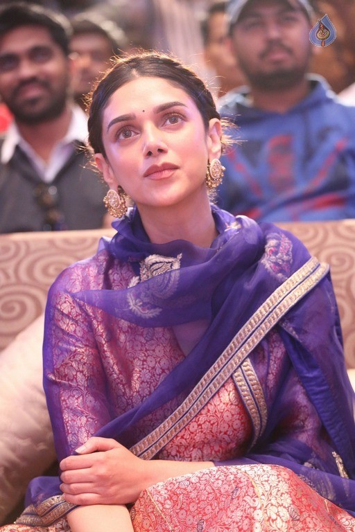Aditi Rao Hydari New Photos - 33 / 37 photos