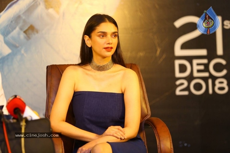 Aditi Rao Hydari Photos - 4 / 11 photos