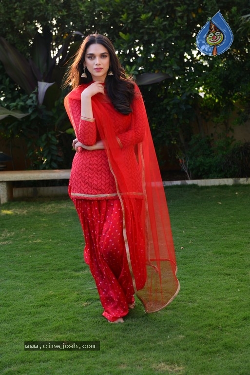 Aditi Rao Hydari Stills in Sammohanam Movie - 2 / 13 photos