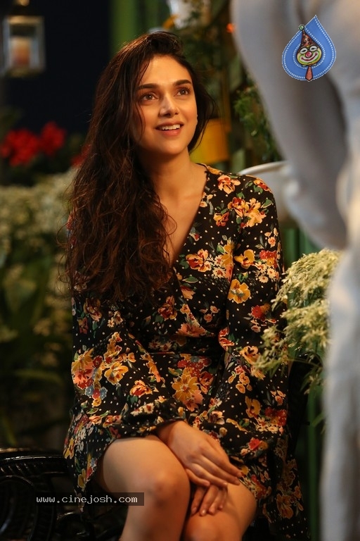 Aditi Rao Hydari Stills in Sammohanam Movie - 6 / 13 photos