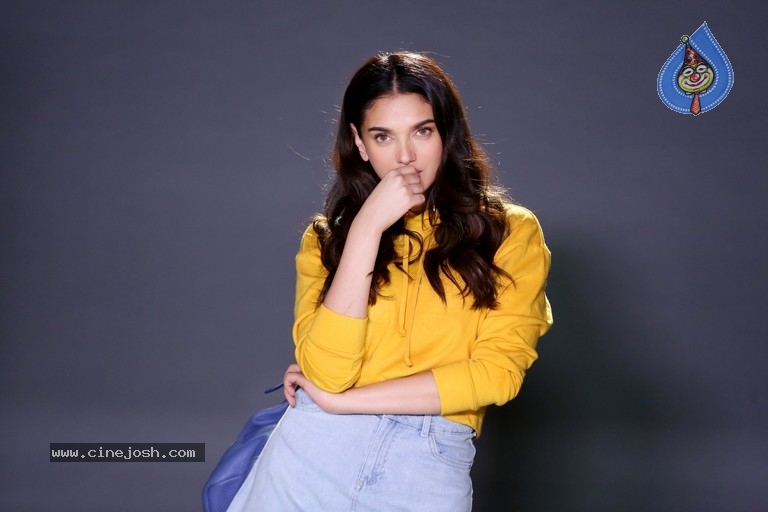 Aditi Rao Hydari Stills in Sammohanam Movie - 7 / 13 photos