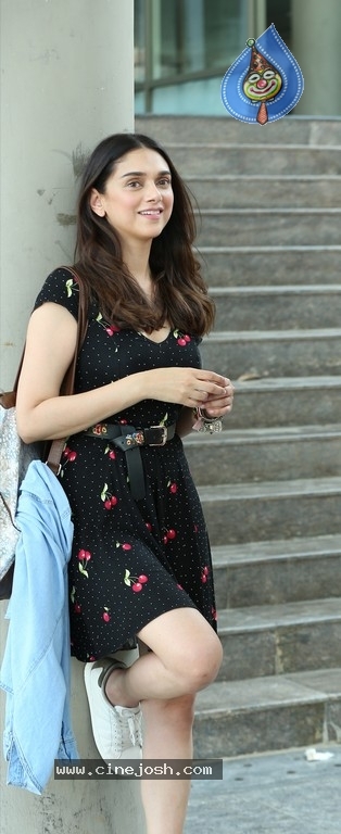 Aditi Rao Hydari Stills in Sammohanam Movie - 10 / 13 photos