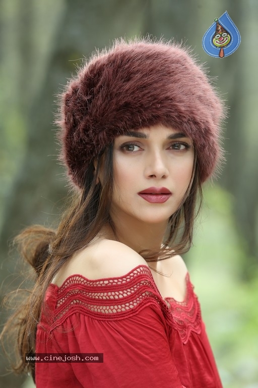 Aditi Rao Hydari Stills in Sammohanam Movie - 12 / 13 photos