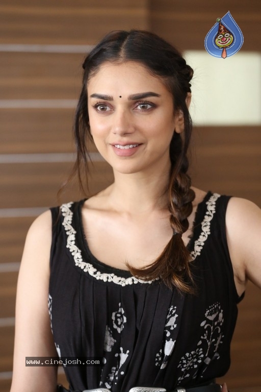 Aditi Rao Interview Photos - 6 / 21 photos