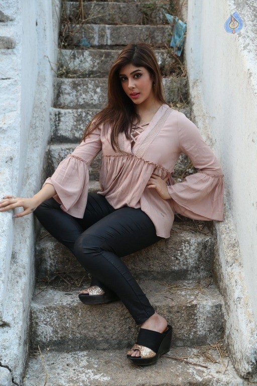 Aditi Singh Latest Gallery - 27 / 54 photos