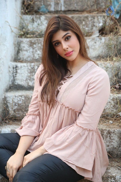 Aditi Singh Latest Gallery - 29 / 54 photos