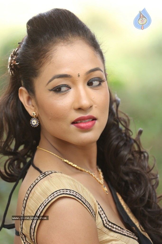 Agnes Sonkar Hot Stills - 21 / 152 photos