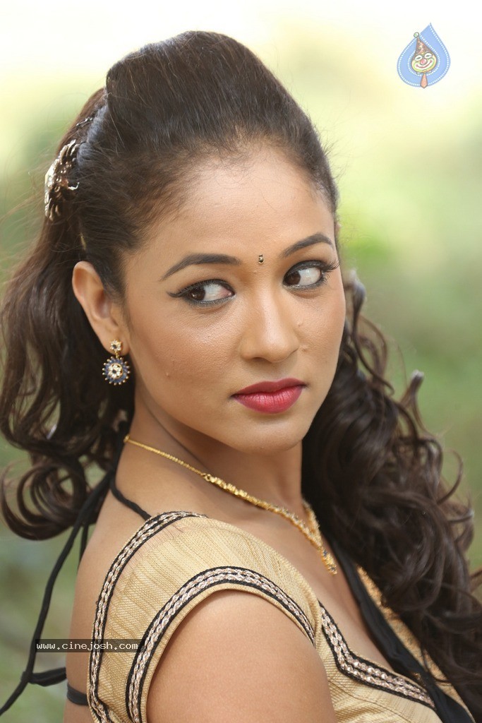 Agnes Sonkar Hot Stills - 35 / 152 photos