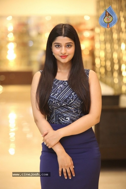 Aishani Shetty New Images - 5 / 17 photos