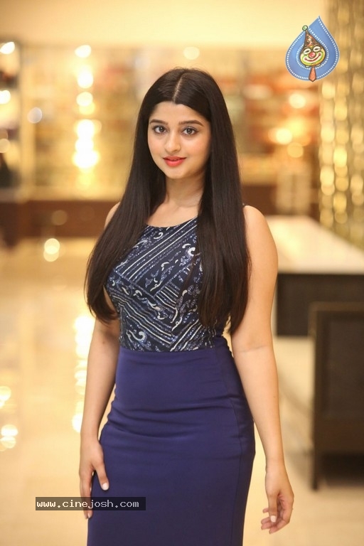Aishani Shetty New Images - 6 / 17 photos