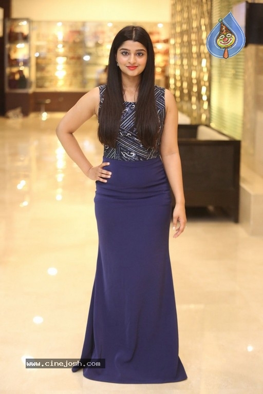 Aishani Shetty New Images - 7 / 17 photos